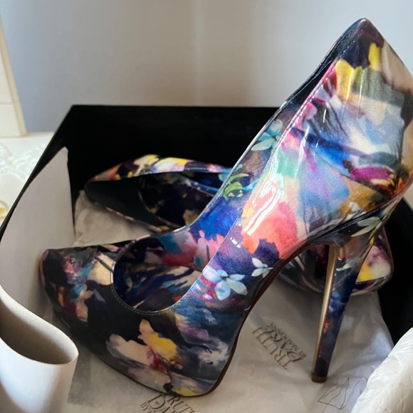 Colourful heigh heel shoes - Picture 2 of 4